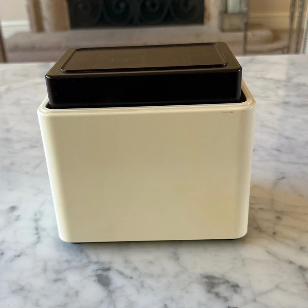 Vintage Williams Sonoma kitchen scale. Made in France.
